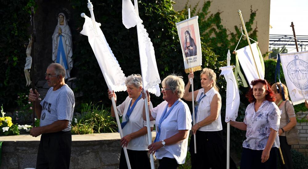 Körmenet a Lourdes-i barlanghoz