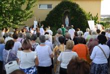 Felajánlás a Lourdes-i Szűzanyánál